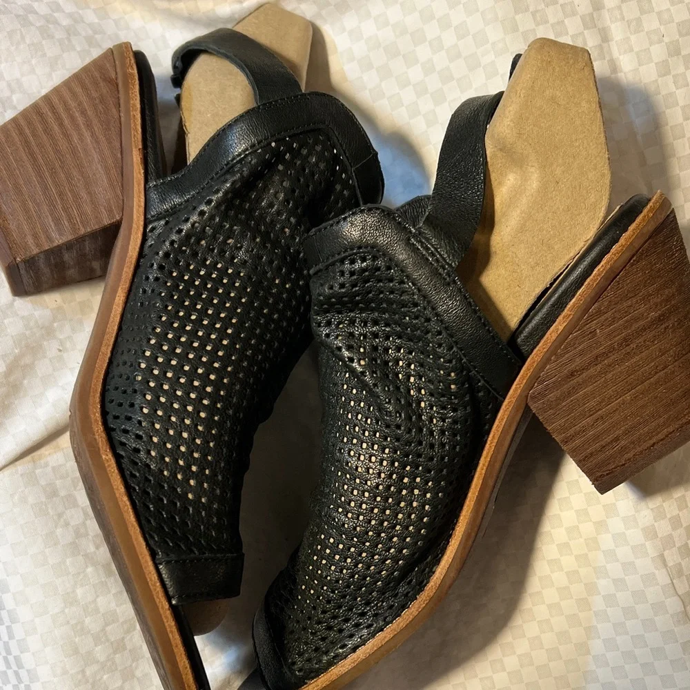 Sofft Black Leather Heeled Sandals - Picture 2 of 3